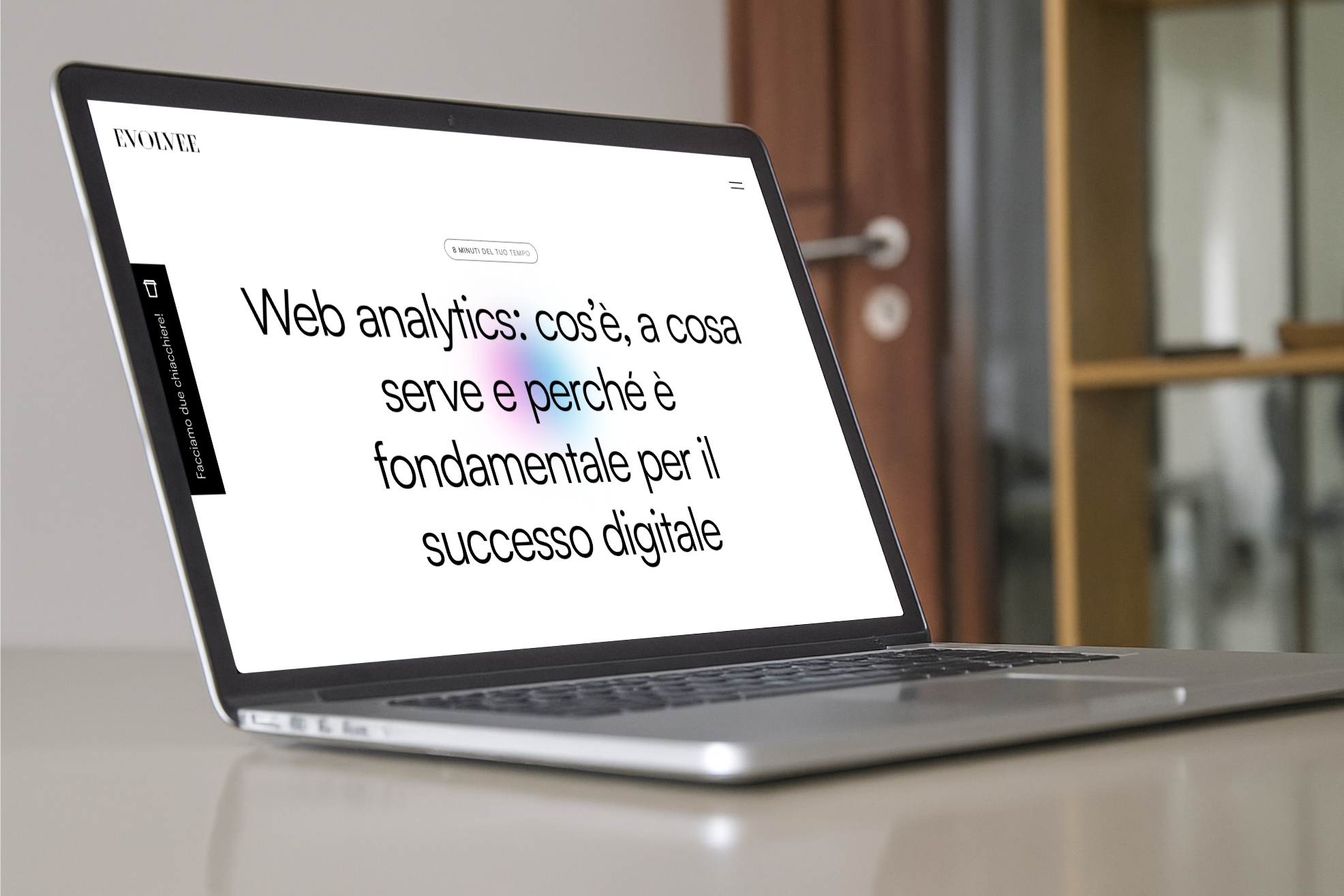 immagine di un computer su una scrivania