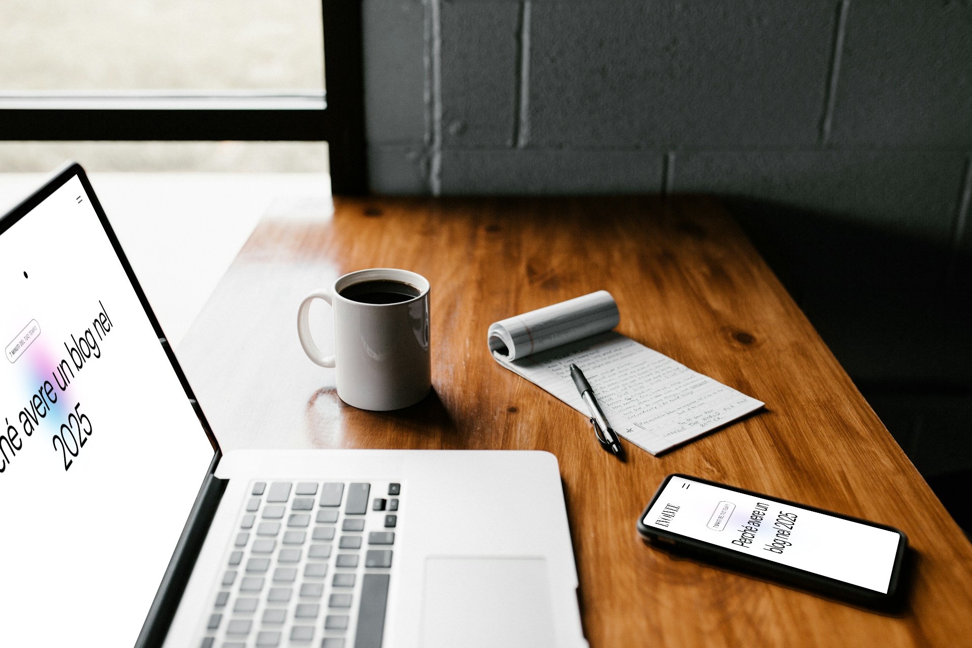 immagine di un computer su una scrivania