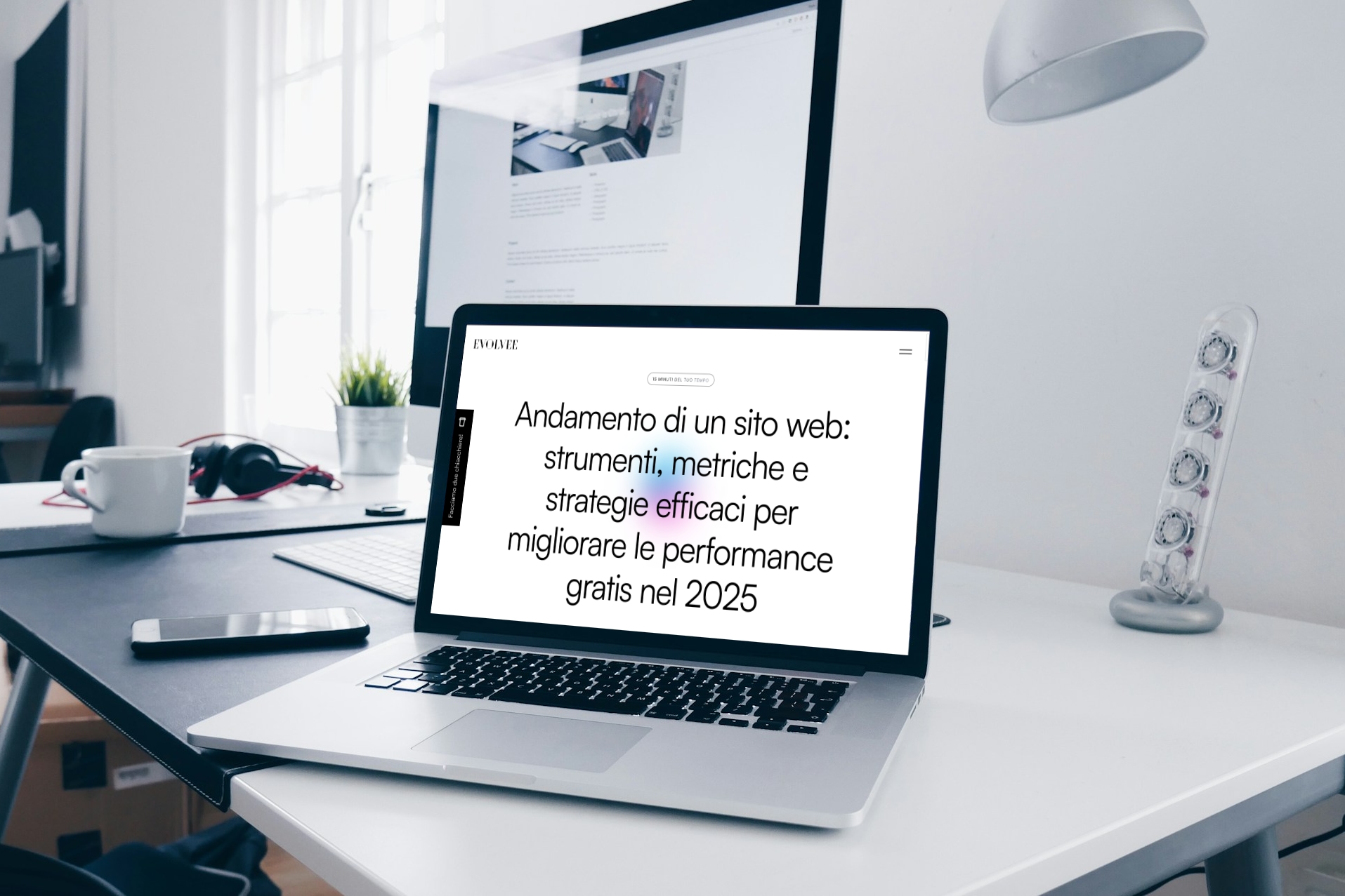 immagine di un computer su una scrivania